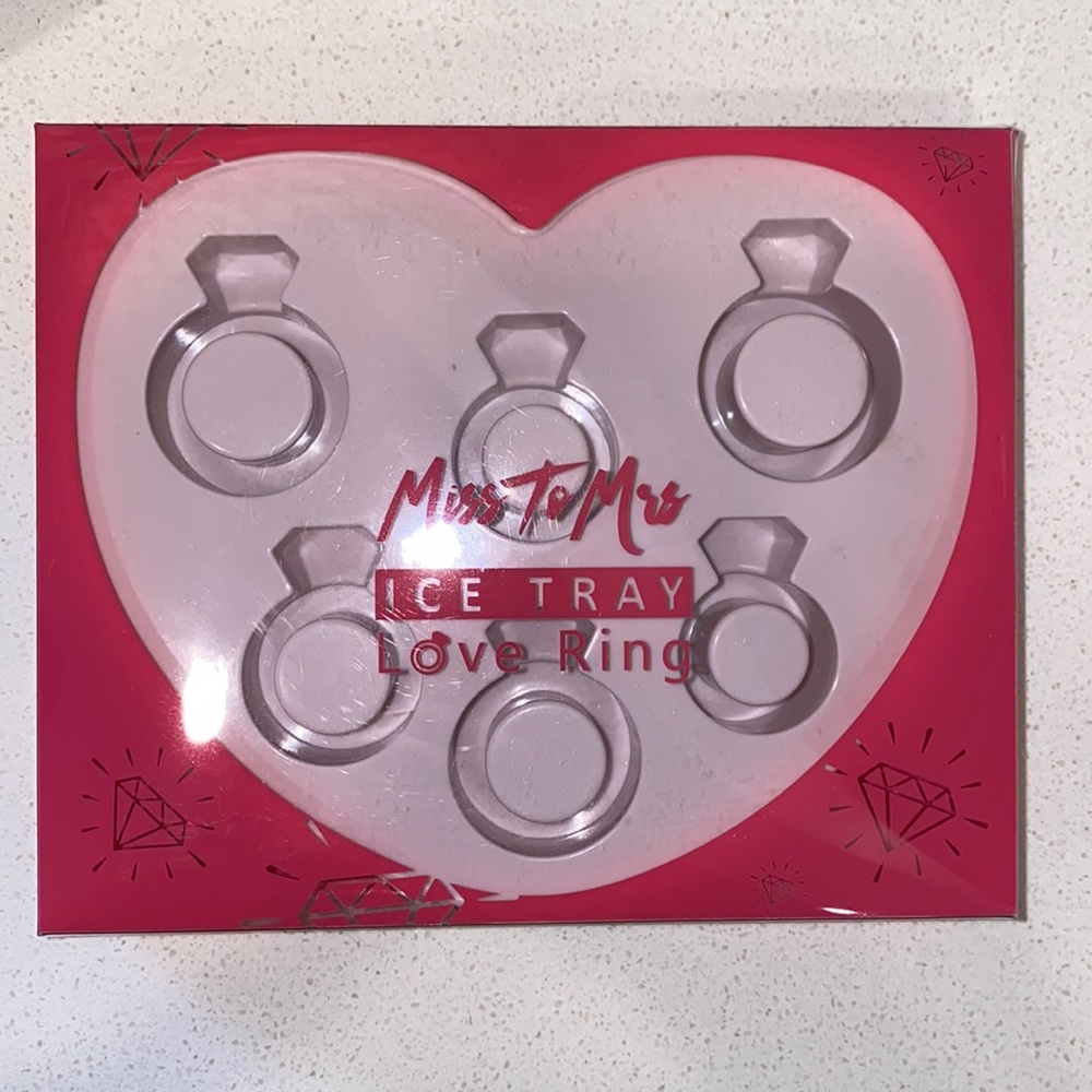 Miss to Mrs. Love ring ice tray